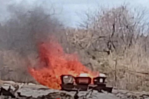 Caixões são encontrados sendo queimados em terreno baldio e caso intriga moradores em Crateús-CE