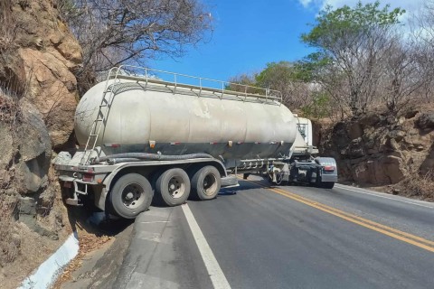 Caminhão fica atravessado e bloqueia a BR-222 em Itapajé; trânsito é liberado após meia hora