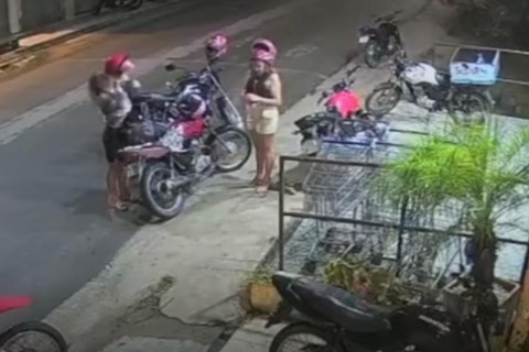 Mulher é arremessada ao ser atropelada por motorista que foge sem prestar socorro