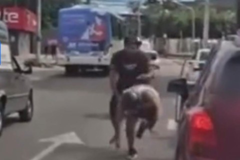 Homem puxa arma em briga de trânsito