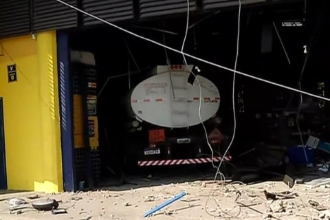 Caminhão com produto inflamável invade loja de ferragens em Fortaleza-CE, motorista fica ferido