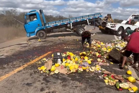 Caminhão de frutas tomba na BR-222 após perder roda traseira
