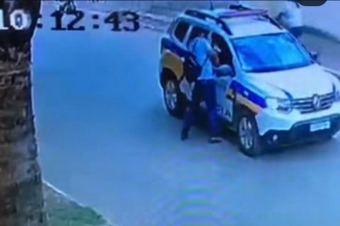 Homem para viatura da PM, esfaqueia policial e é morto em seguida