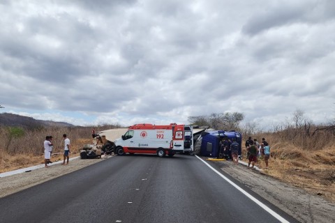 Mais de 100 pessoas saquearam carga de caminhão tombado, diz PRF