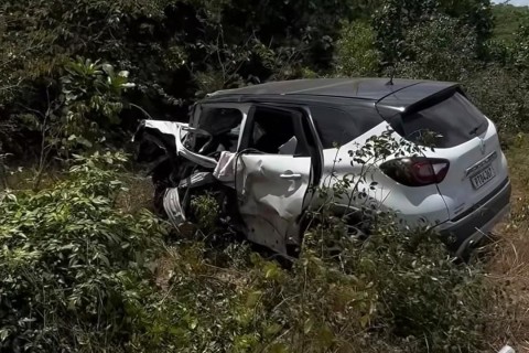 Carro fica totalmente destruído após grave acidente no Ceará