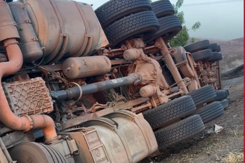 Carreta carregada de telas metálicas tomba às margens da BR-222 em Forquilha no Ceará