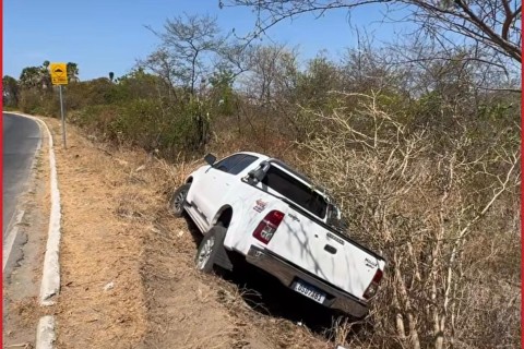 Hilux sai da pista na cidade de Sobral-CE, motorista escapa ileso