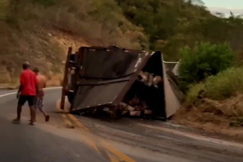 Caminhão tomba na Ladeira dos Tucuns e quase atinge carro de família em Crateús-CE