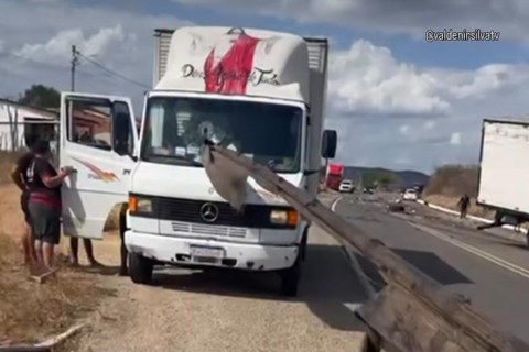 Grave acidente envolve três caminhões na BR-020, em Canindé no Ceará