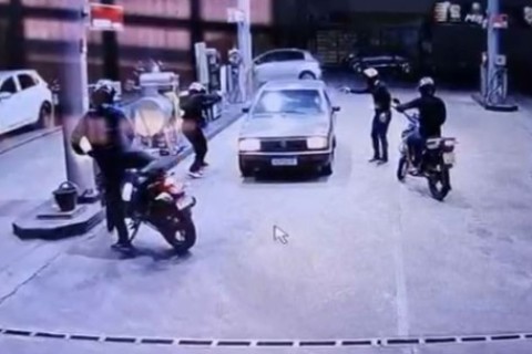 Três homens são mortos a tiros em posto de combustíveis no Ceará; imagem é forte