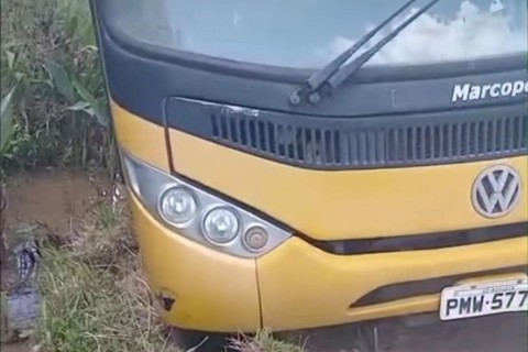 Ônibus escolar cai em vala na estrada que dá acesso à localidade de Frecheira da Boa Vista, em Meruoca no Ceará