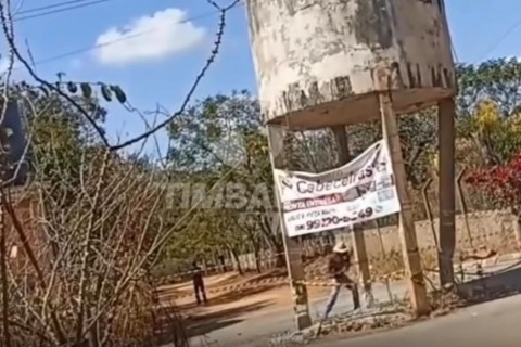 Caixa d'água despenca enquanto homem fazia operação arriscada