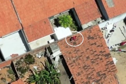 Criminoso pula muros e escala telhados para tentar fugir da polícia na Grande Fortaleza-CE