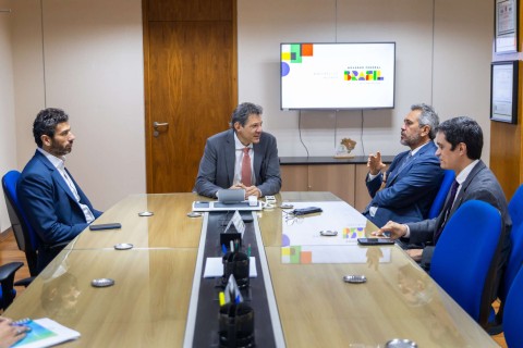 Elmano de Freitas articula recursos para a Saúde e cobra avanços em obras federais no Ceará