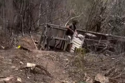 Caminhão Carregado de Frutas Capota na CE-456 entre os distrito Targinos e Choro limão,o motorista sofreu apenas Escoriações.