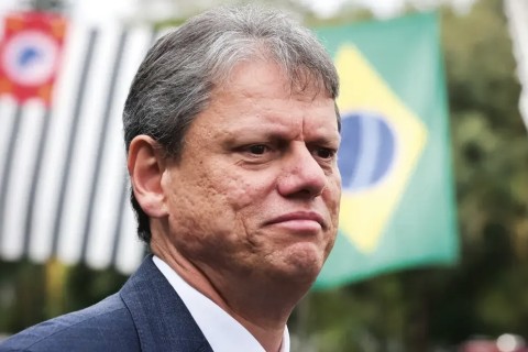 PT antecipa corrida pré-eleitoral e elege Tarcísio de Freitas como alvo; no Ceará, oposição espera Ciro