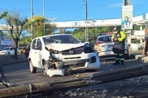 Carro colide com poste em avenida movimentada de Fortaleza-CE