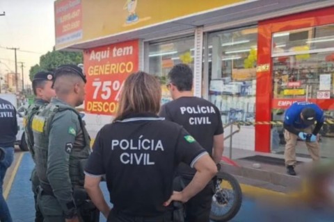 Motociclista de aplicativo é morto a tiros e morre em frente a farmácia na Avenida Aguanambi