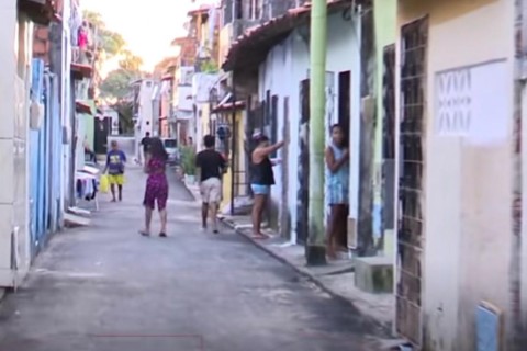 Mulher tem casa invadida e é morta a tiros em favela de Fortaleza-CE