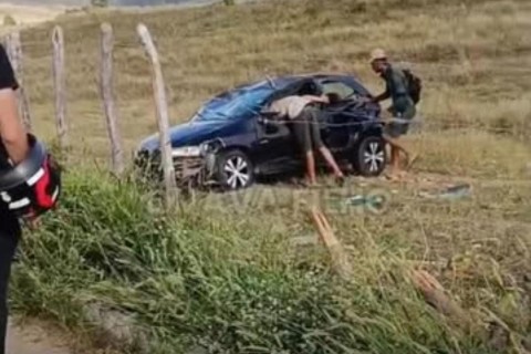 Carro capota com cinco pessoas em Pedra Branca-CE