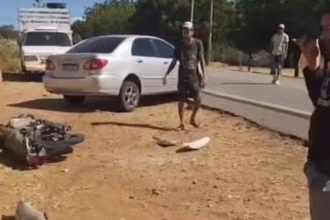 Acidente entre carro e moto deixa homem ferido na CE-060, em Quixeramobim-CE