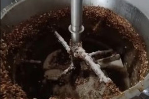 Polícia Civil descobre fábrica clandestina de doces com fezes de rato; um homem é preso