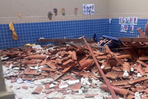 Teto de sala de aula desaba na cidade de Mombaça no Ceará