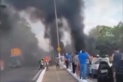 Moradores queimam pneus e bloqueiam avenida em Barbalha-CE