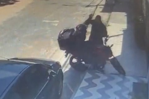 Homem se irrita com buzina e agride entregador em Fortaleza-CE