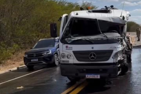 Acidente entre carreta e caminhão deixa motorista ferido na BR-116, em Limoeiro do Norte