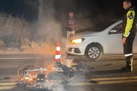 Motociclistas soltam rojão e derrubam portão de casa após homem agredir entregador