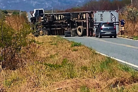 Caminhão tomba entre Cruzeta e Salitre e motorista é atacado por abelhas