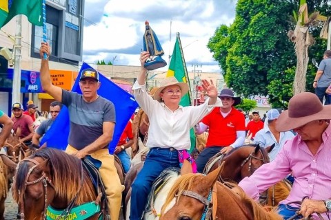 Décima Cavalgada dos Vaqueiros celebra fé e tradição em Pedra Branca-CE