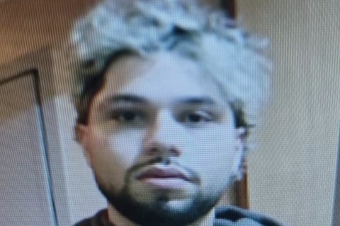 Homem é flagrado espancando namorada em elevador de prédio; agressões duraram menos de 20 segundos