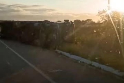 Acidente envolvendo carreta é registrada na cidade de Madalena no Ceará