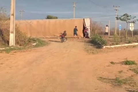 Caminhão tomba na BR-020 após desviar de buracos na cidade de Madeira no Ceará