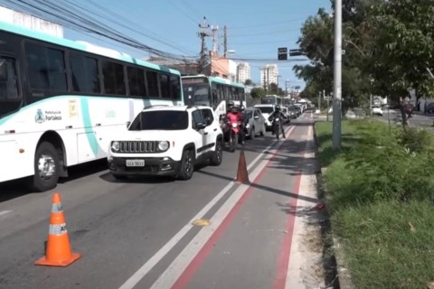Motociclista morre após bater em ônibus e ser atropelado por caminhão