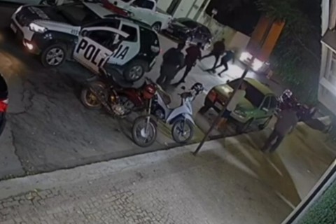 Policial agride cantor de forró com socos e chutes no Ceará