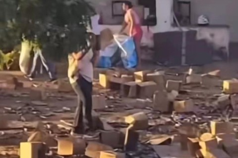 Caminhão carregado com biscoito tomba na BR-222 no Ceará