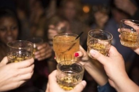 Beba com moderação: pesquisa alerta que uma a três doses de álcool por semana já elevam risco de demência em 15%