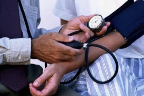 Pressão 12 por 8 deixa de ser normal e passa a ser alerta de pré-hipertensão, dizem especialistas