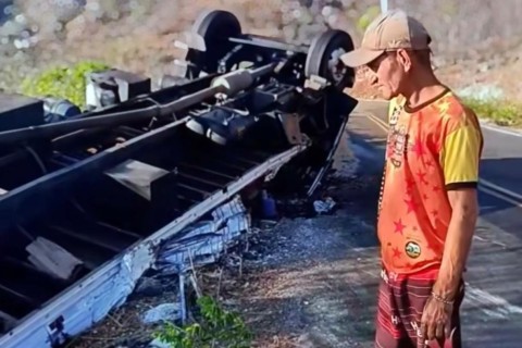 Caminhão tomba na Ladeira dos Macacos, em Monsenhor Tabosa e deixa duas pessoas feridas