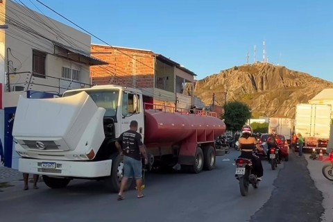 Carro-pipa quebra e interdita rua no Centro de Quixadá no Ceará