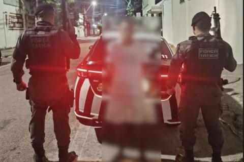 Força Tática da PMCE apreende revólver, celulares e drogas e prende suspeito