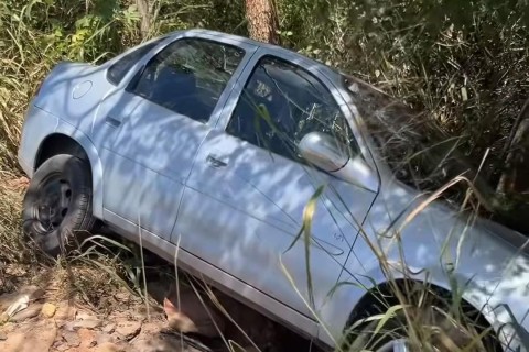 Motorista perde o controle de veículo e cai em ribaneira em Tianguá-CE