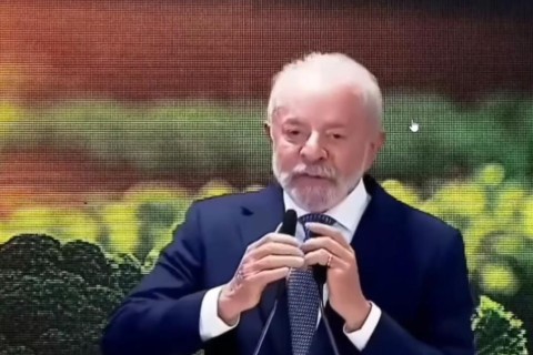 "A fome não dói, mas destrói": Lula chora ao relembrar infância marcada pela miséria