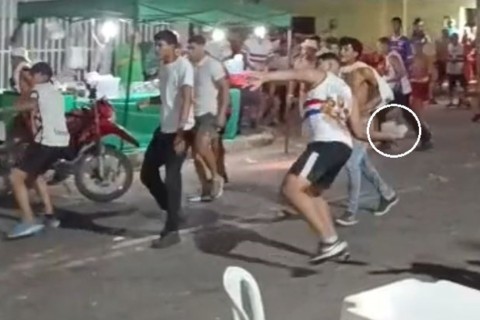 Torcedores do Fortaleza-CE, se armam com pedras, garrafas e madeiras em briga após jogo