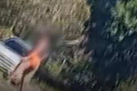 Motorista flagra mulher trans tentando esfaquear outra durante briga na rua