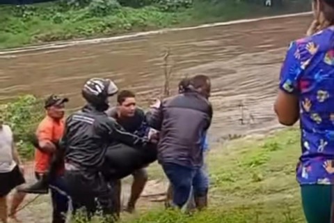 Populares tentam salvar ex-prefeito após acidente de caiaque, mas ele não resiste