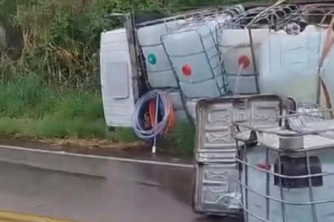 Caminhão carregado com caixas d'água tomba em curva da CE-187, em Ipu-CE